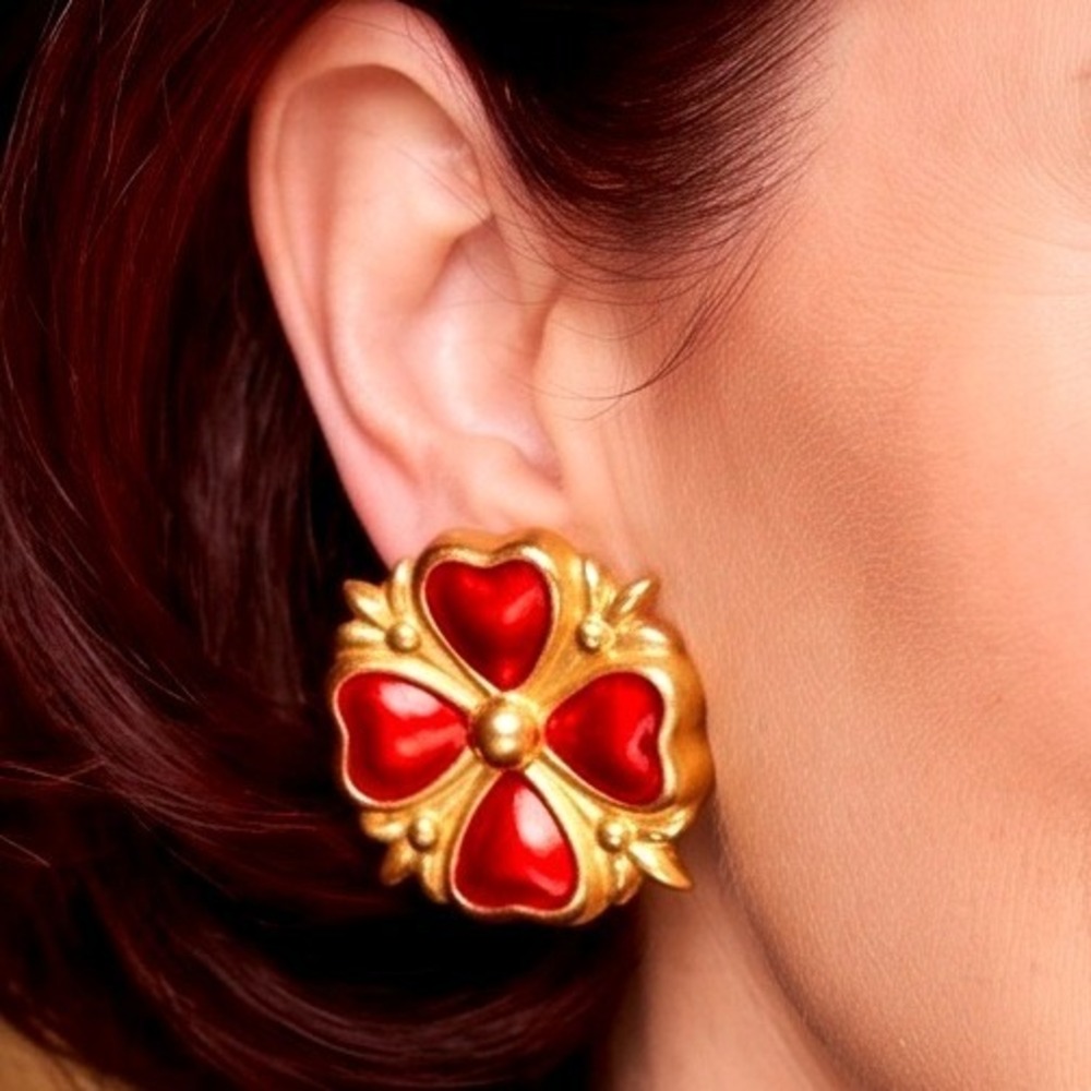 Sue Ellen Vintage Red Enamel Gold Tone Floral Quatrefoil Clip On Earrings 1 Inch
